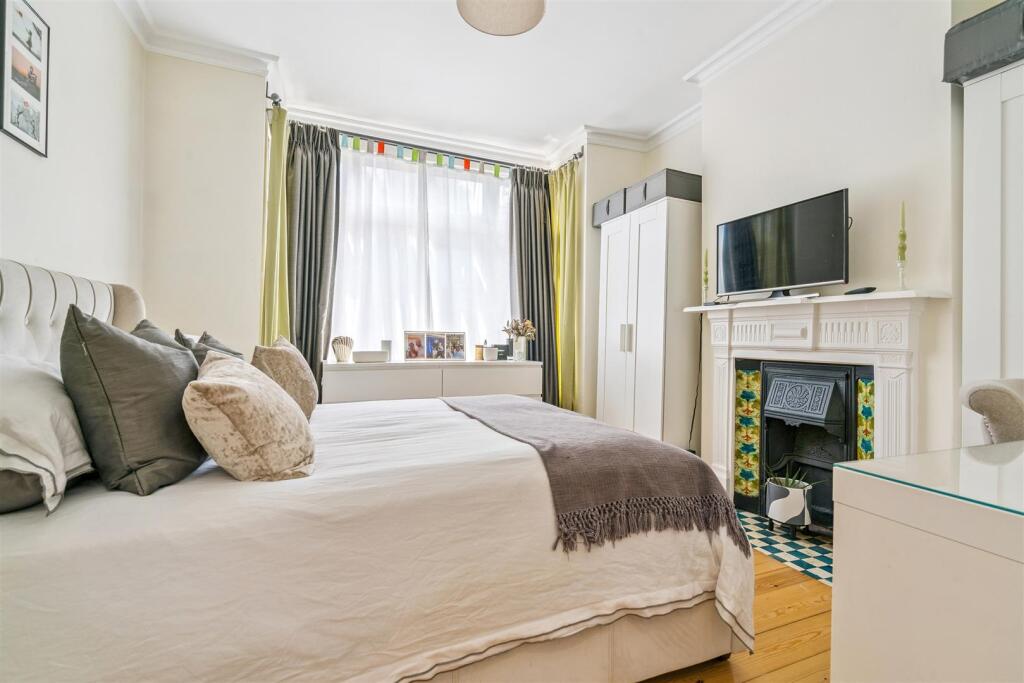 Flat A 5 Oxford Road, London bedroom 1.jpg