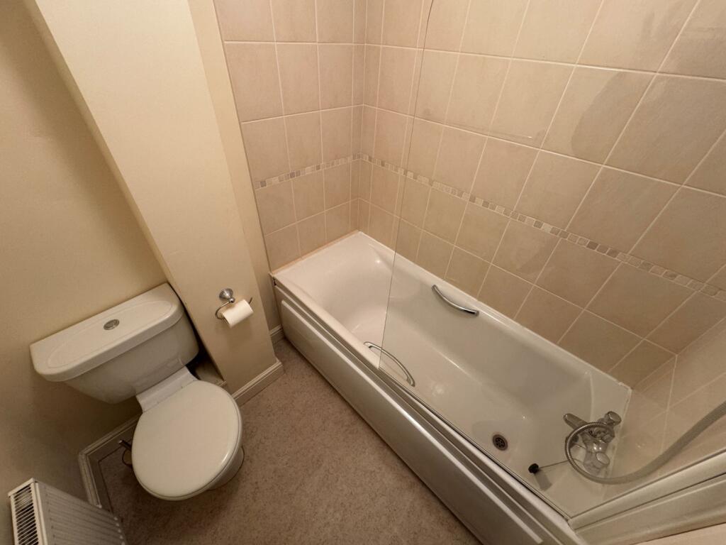 2 Brewery Court, Dawlish - bathroom