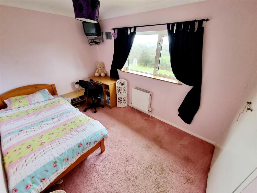Bed 3.jpg