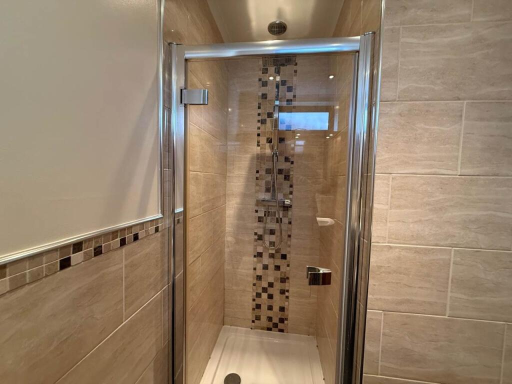 EN-SUITE SHOWER ROOM