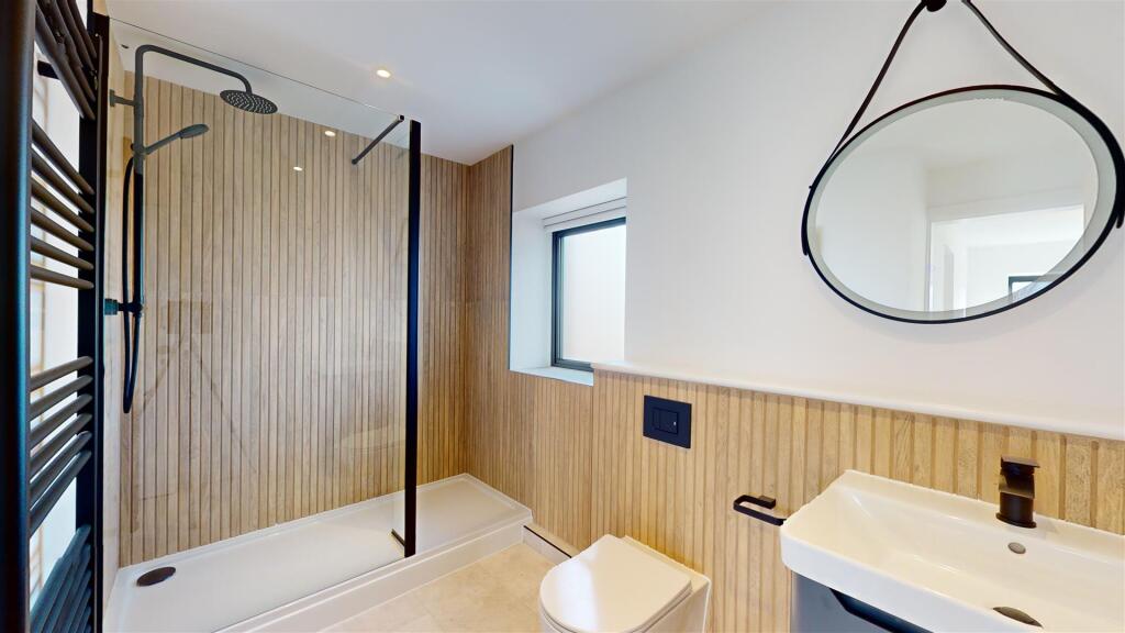 Hunters Court 7 Shower Room.jpg