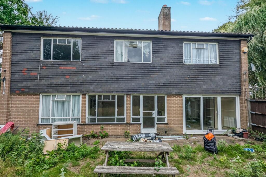 1 Farm Drive, Shirley, Croydon CR0 8HX