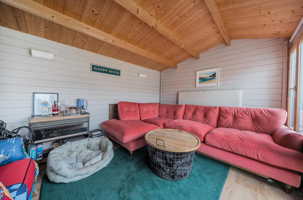 1387672-10-693c4c...