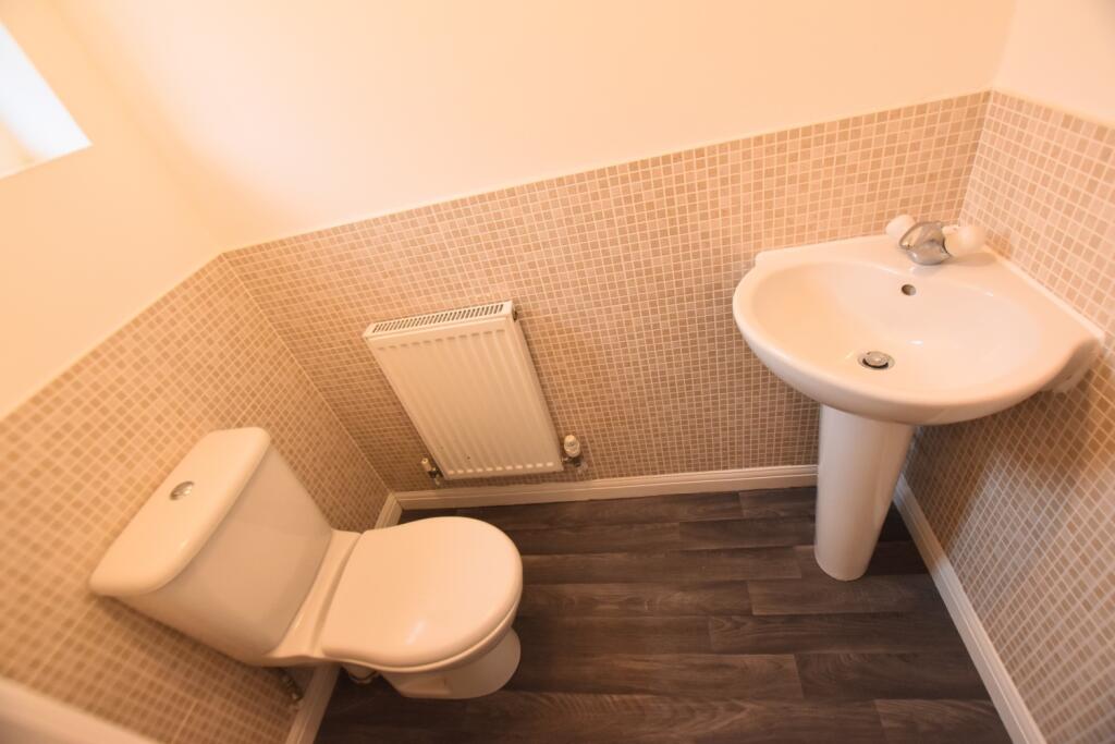 3 Whittington Chase downstairs loo