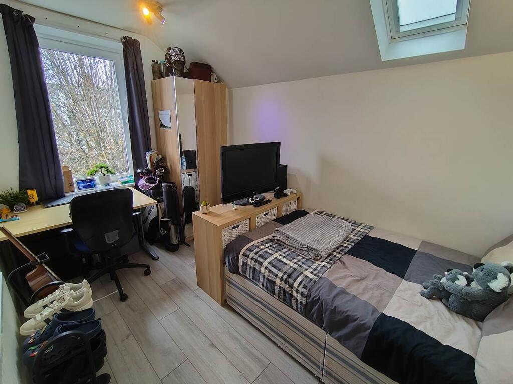 First floor rear bed