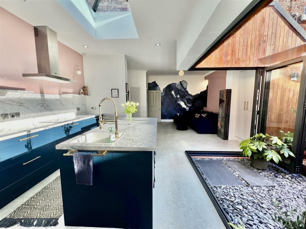 KITCHEN/BREAKFAST/SEATING AREA