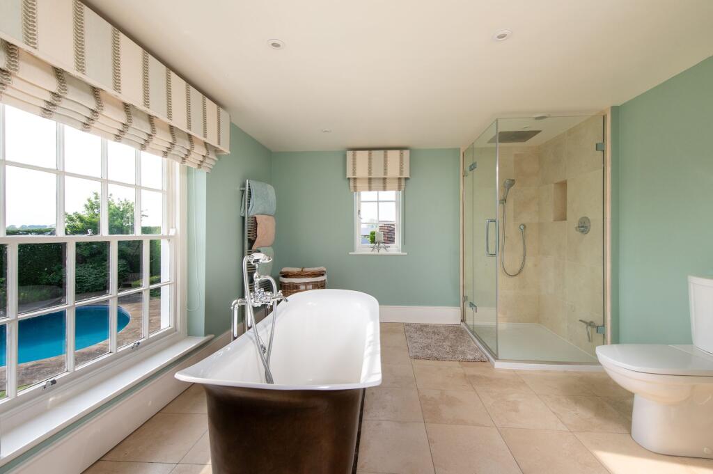Principal ensuite bathroom