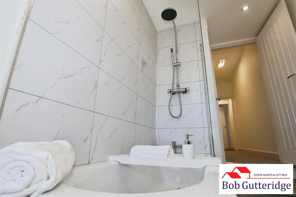 FIRST FLOOR BATHROOM