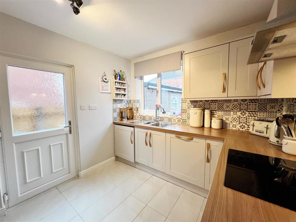 Kitchen pic 1.jpg