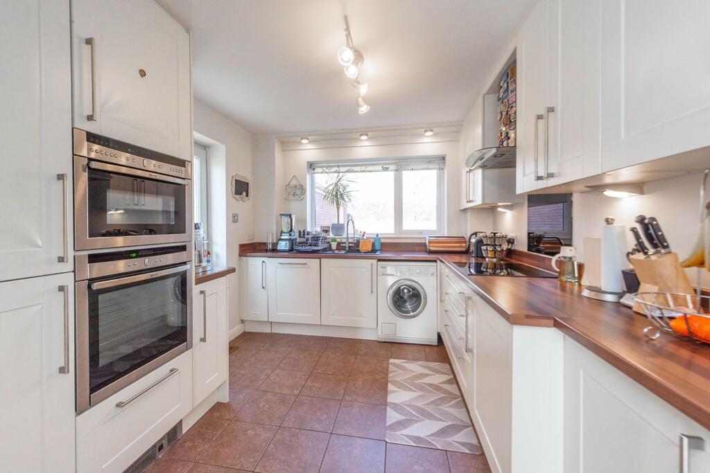 KITCHEN DINER AND LOUNGE
