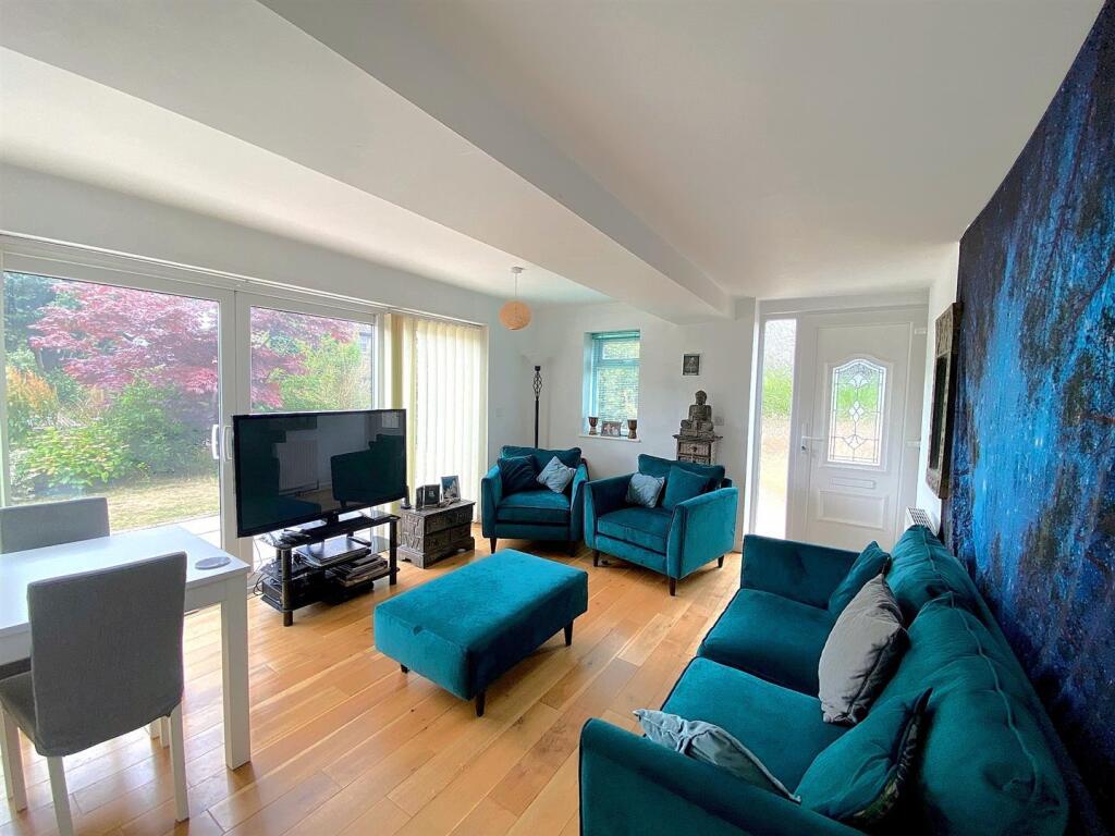 2 Ward Way - Lounge1.jpg