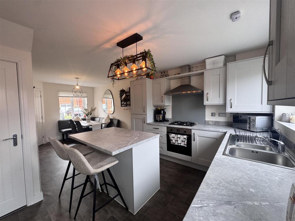 Open plan kitchen &amp; dining