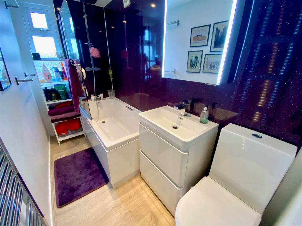 wheatley drive 22 bathroom.jpg