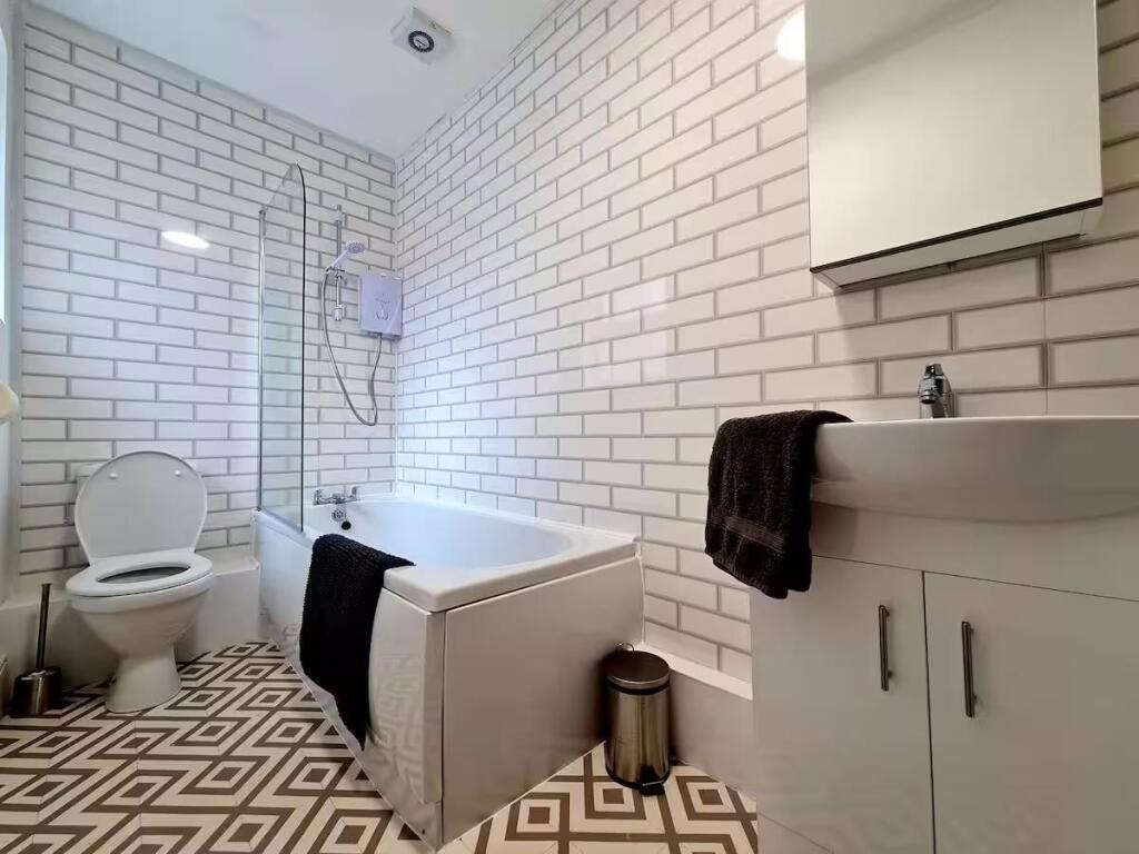 Bathroom 2.jpg