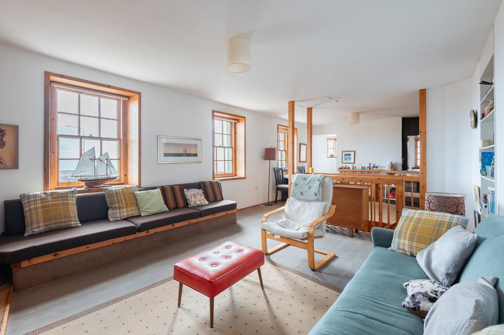 LOUNGE TO KITCHEN