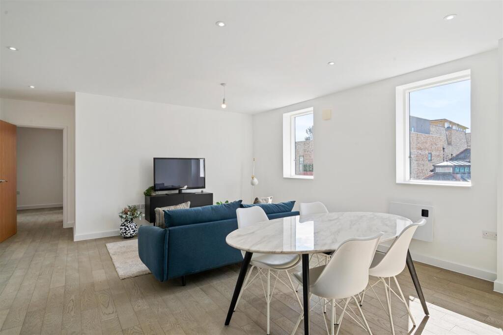 Bellingham Road 1-3, Apt 2.04 Ph12.jpg