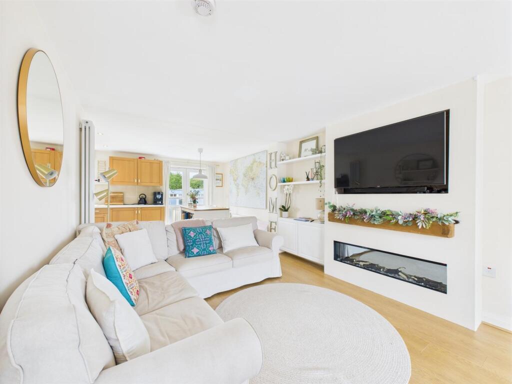 Fabulous U-Shaped Open Plan Living Space