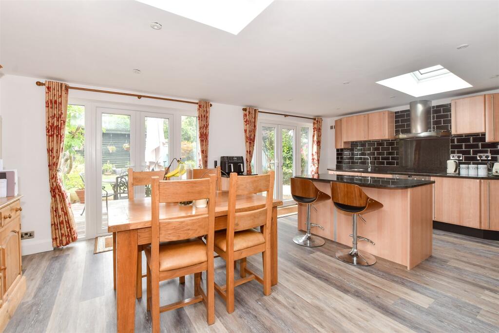 Kitchen/ Dining Room