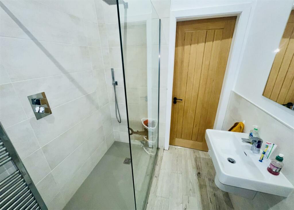 EN SUITE SHOWER ROOM