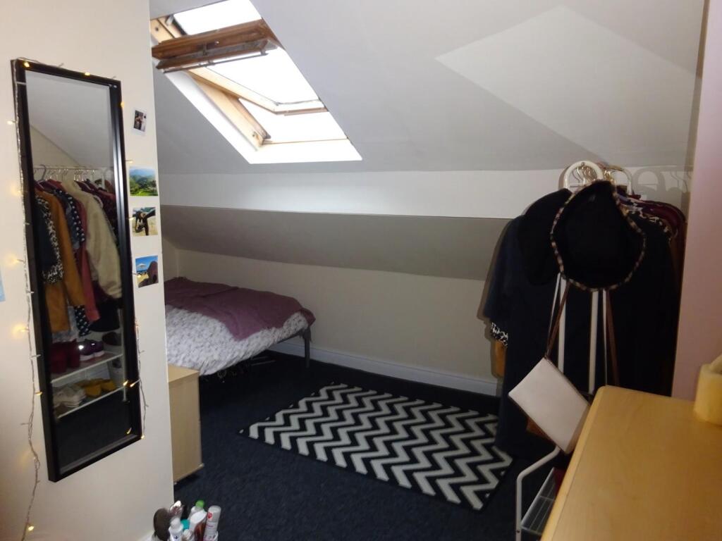 Bed3b.jpg