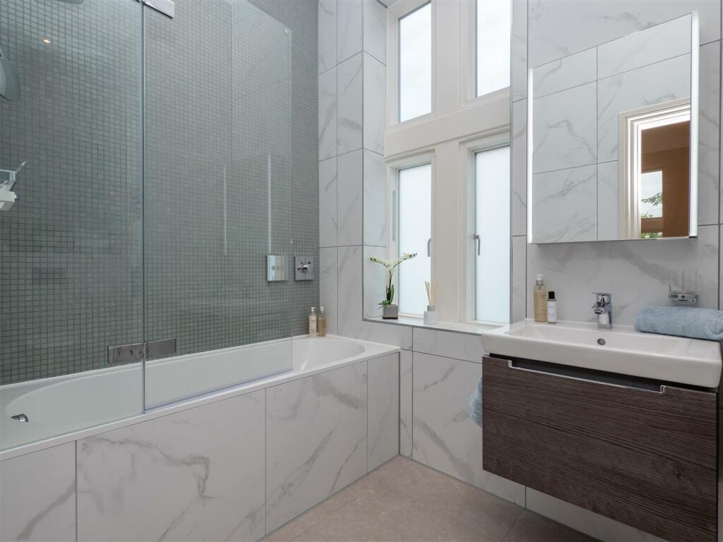 EN SUITE 1.jpg