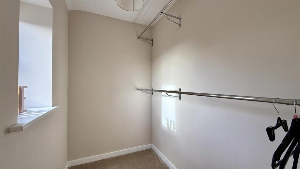 bed 1 dressing area