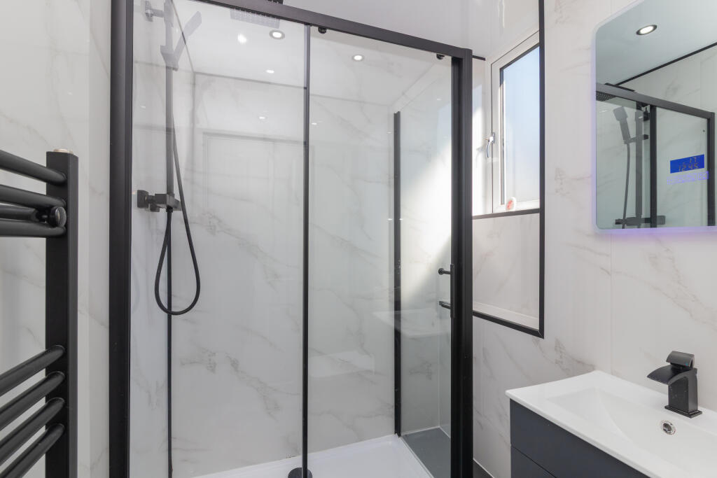 316 Gladsmuir rd Hillington Glasgow G52 2LQ L-7