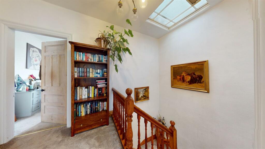 FIRST FLOOR LANDING