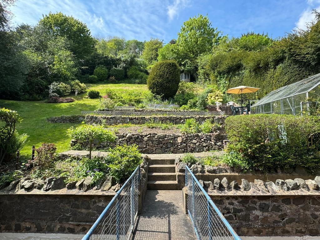 Large garden, easy to enjoy and utilise