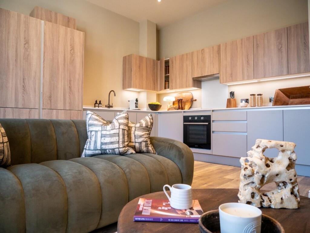 Southsea Show Flat HR-60.jpg