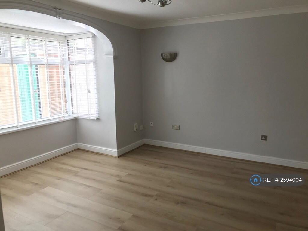 Beautiful Spacious Lounge