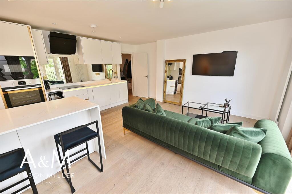 OPEN PLAN LOUNGE/KITCHEN