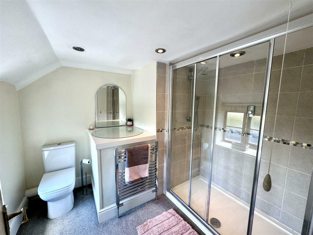 EN-SUITE SHOWER ROOM