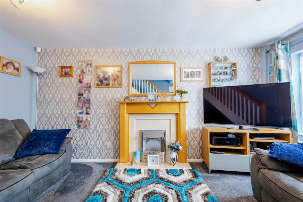 2 St James Close-01.jpg