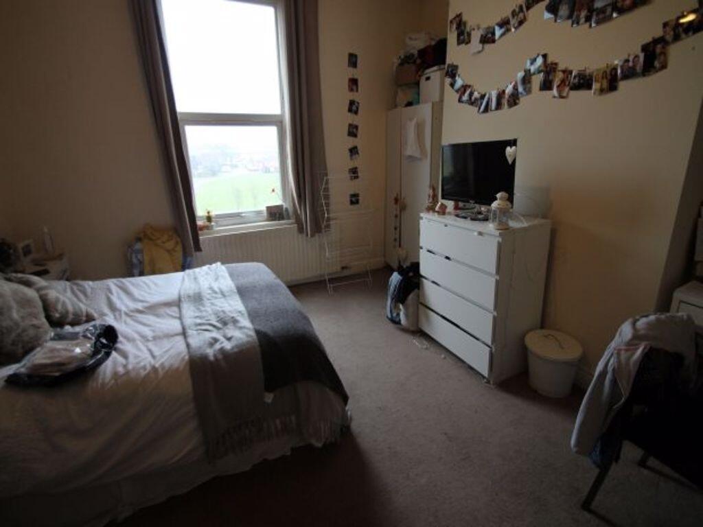 A cozy double bedroom featuring a comfortable d...