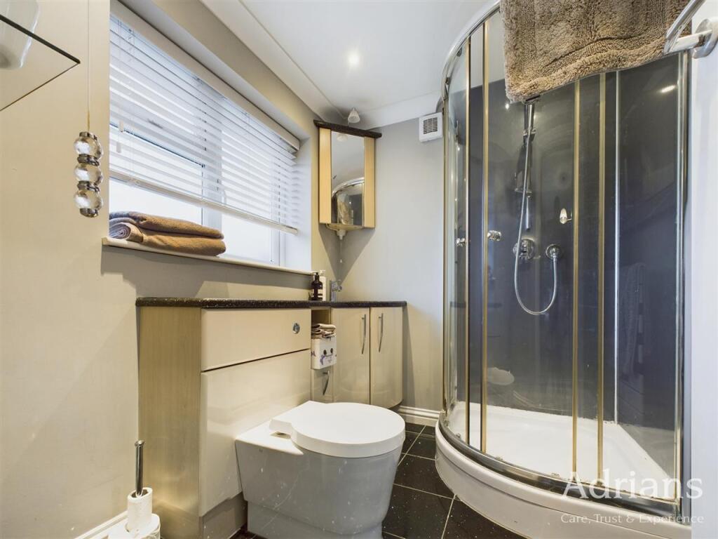 EN-SUITE SHOWER ROOM