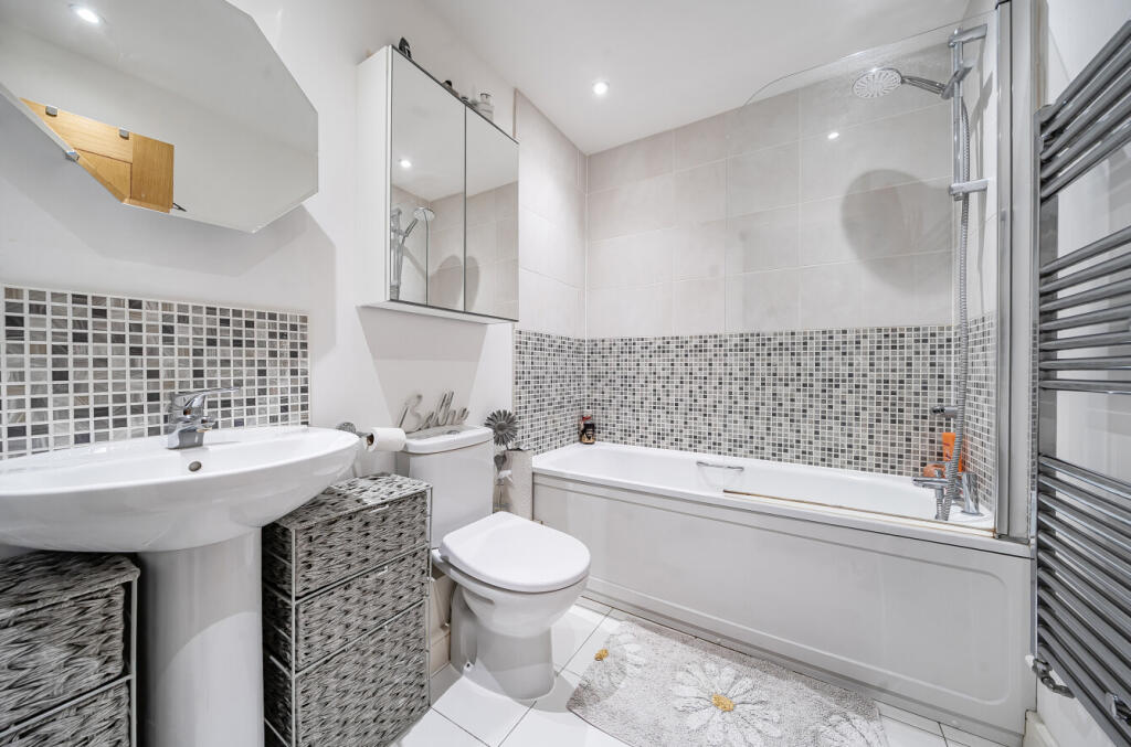 1362852-5-68dffc6...