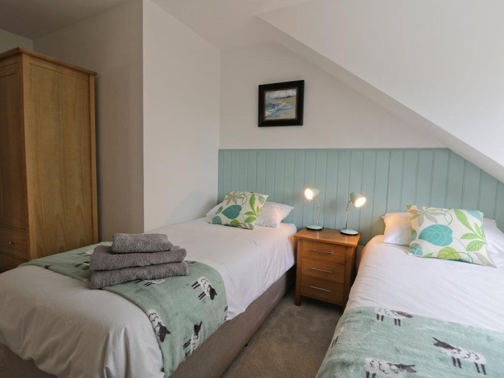 Bedroom 2_lzn.jpg