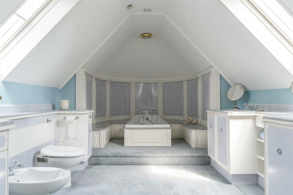 Family Bathroom - Annexe