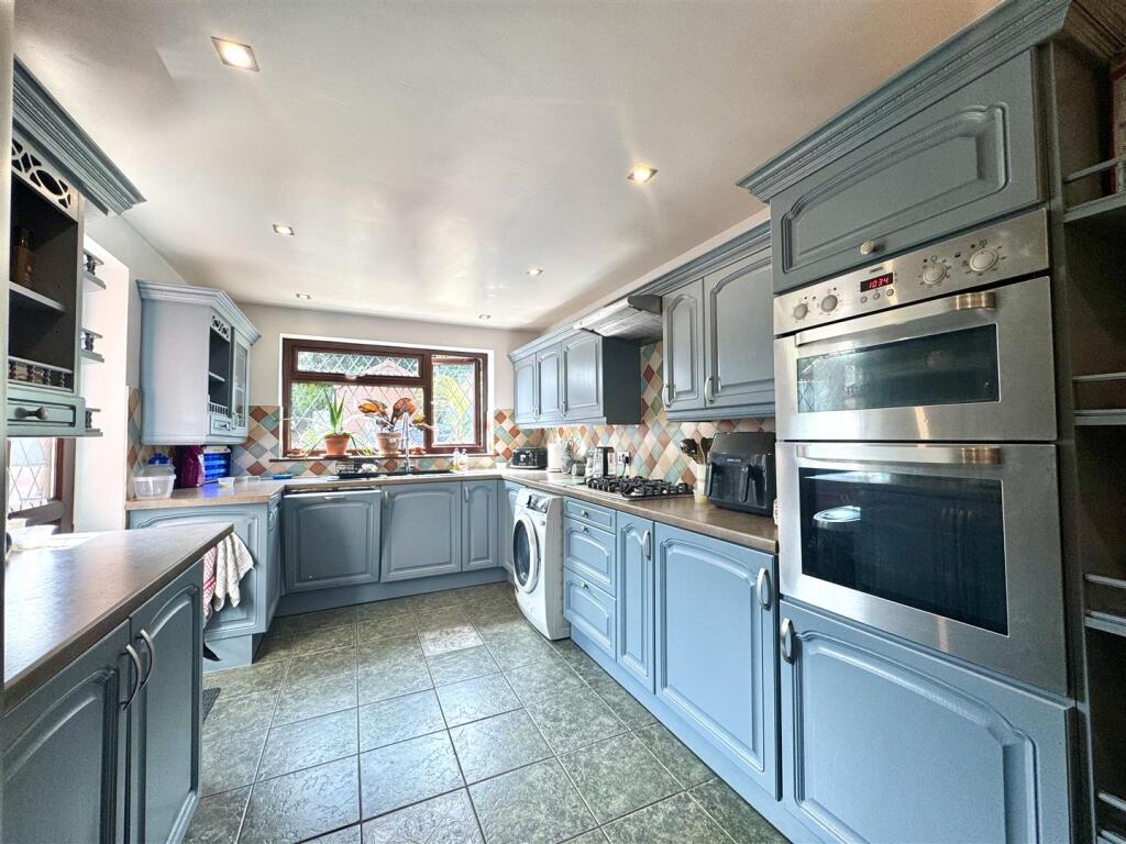 KITCHEN/BREAKFAST ROOM