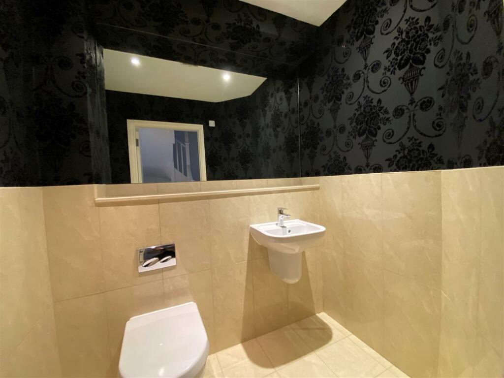 12aTorringtonCloakroom.jpg