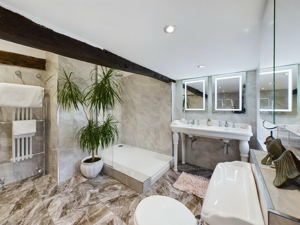 Master Ensuite An...