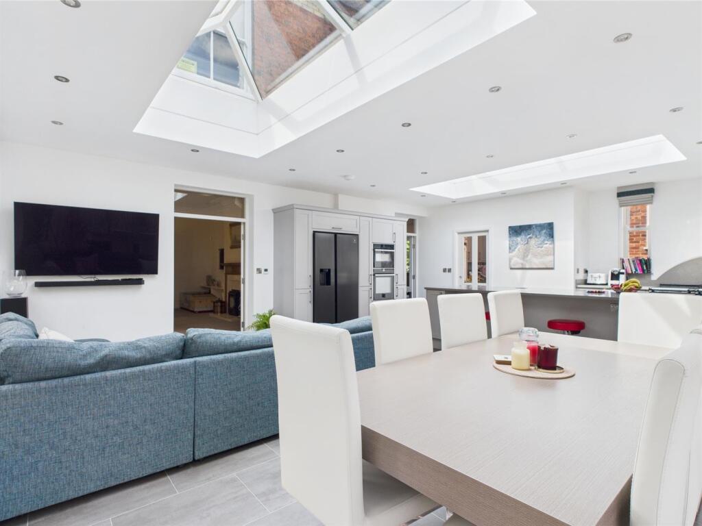 Living Kitchen/Dining Room