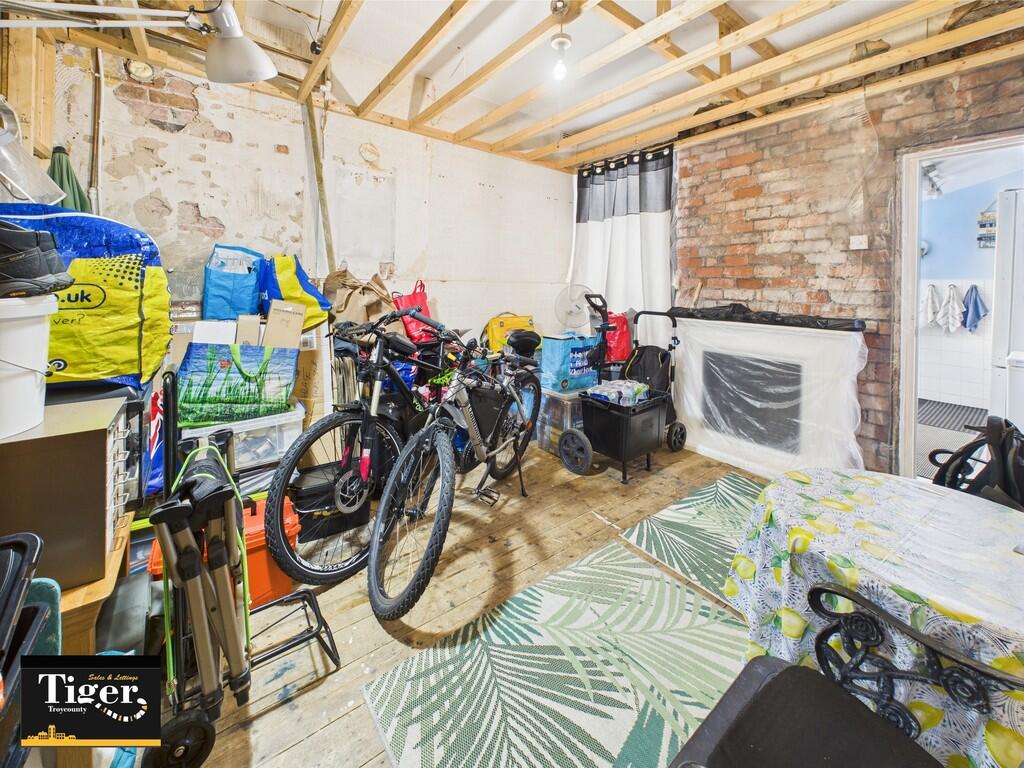 CAM02176G0-PR0582...