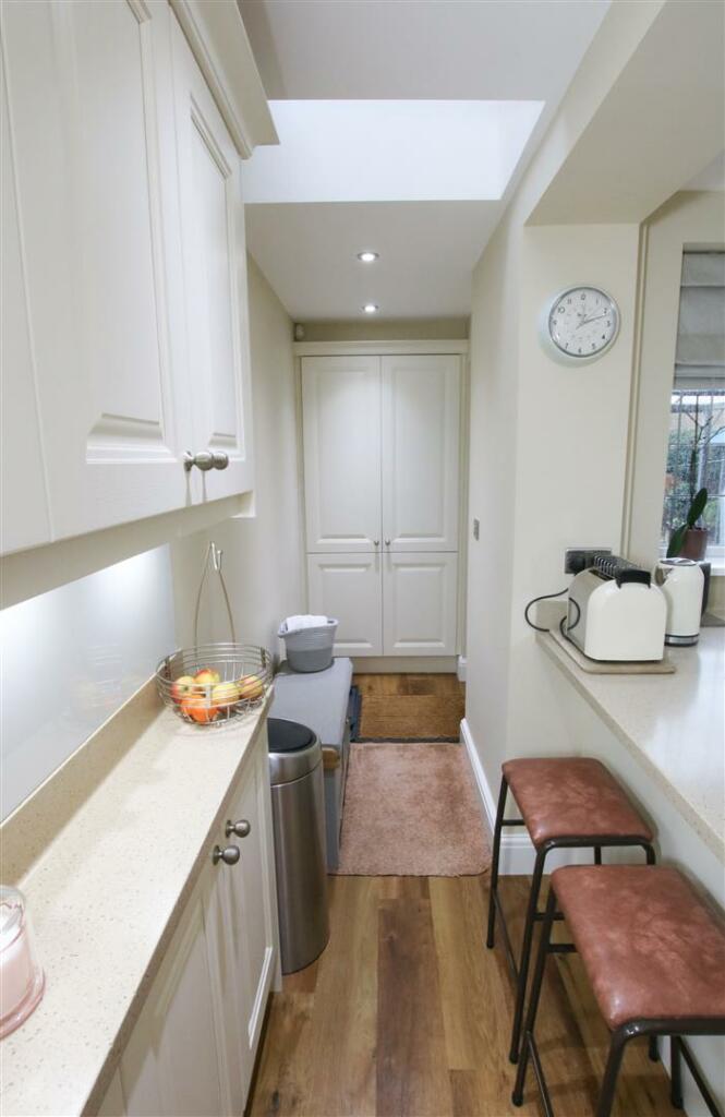 BESPOKE FITTED BREAKFAST KITCHEN