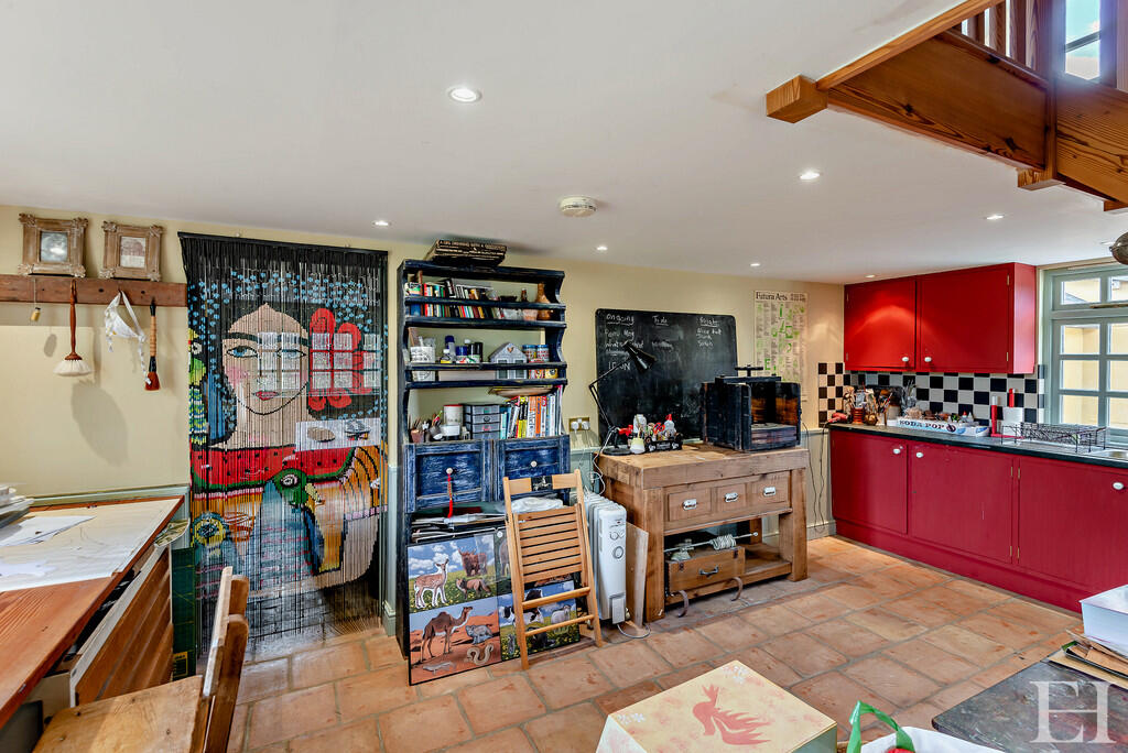 8640802-interiorW...