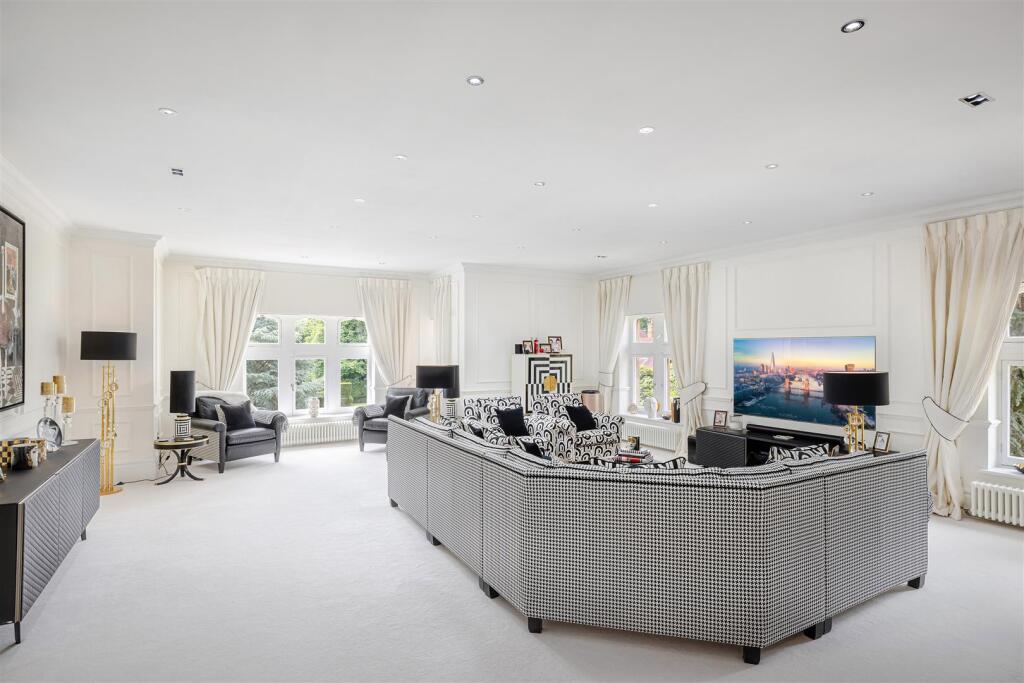 Lounge Panoramic.jpg