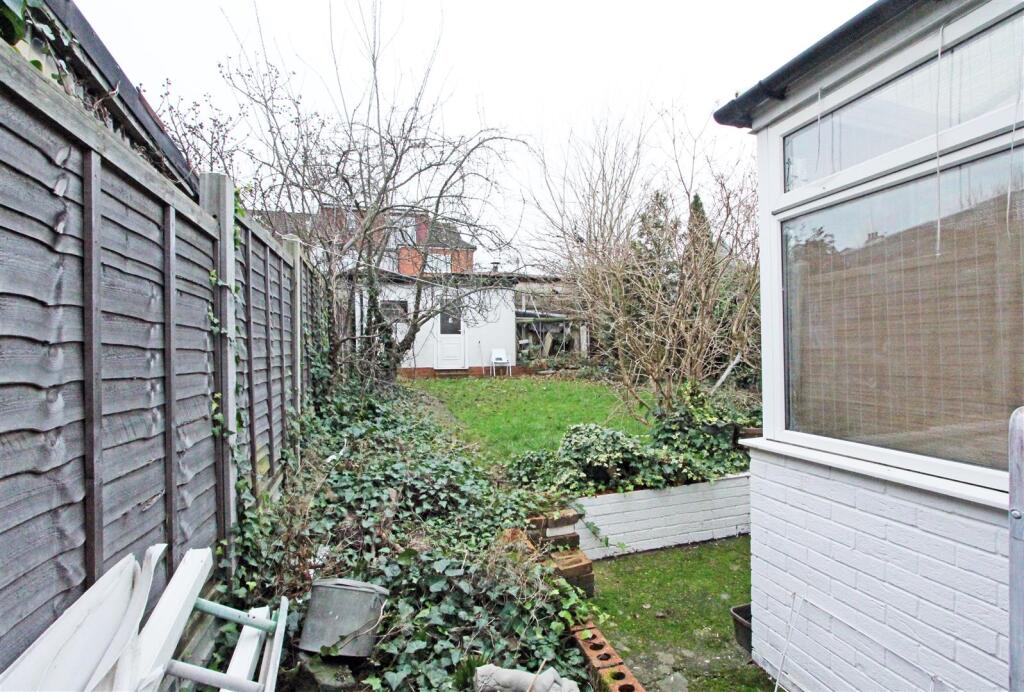 IMG_4405 rear side garden.jpg