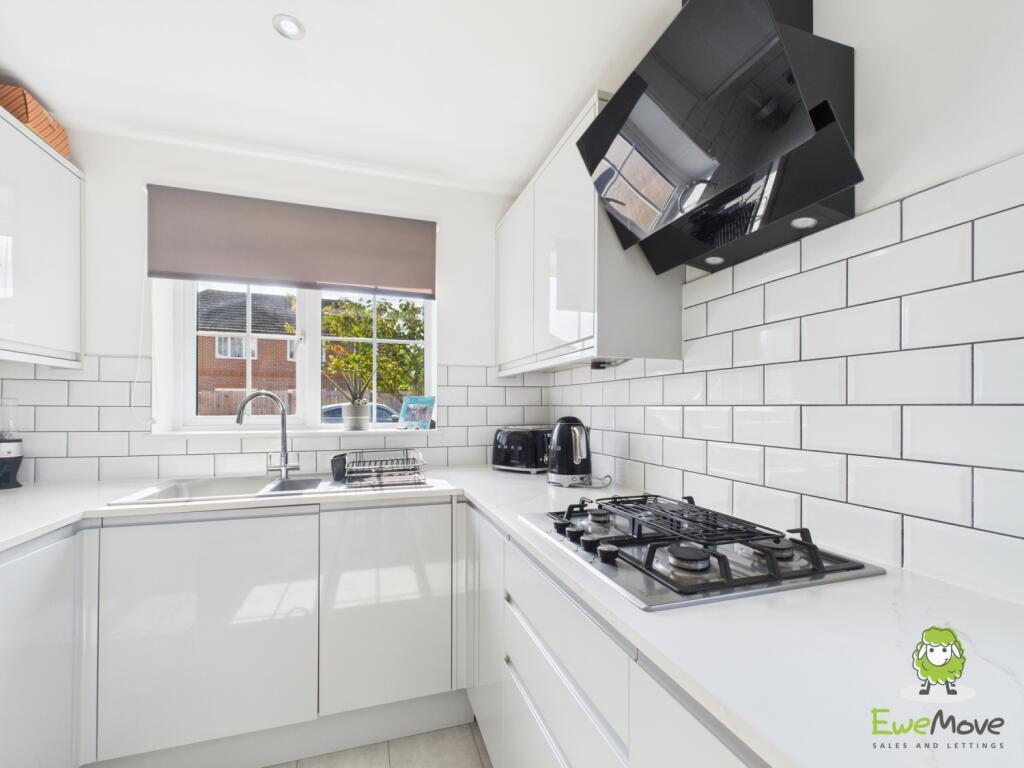 EweMove Estate Agents Basingstoke -Dundee Gardens 