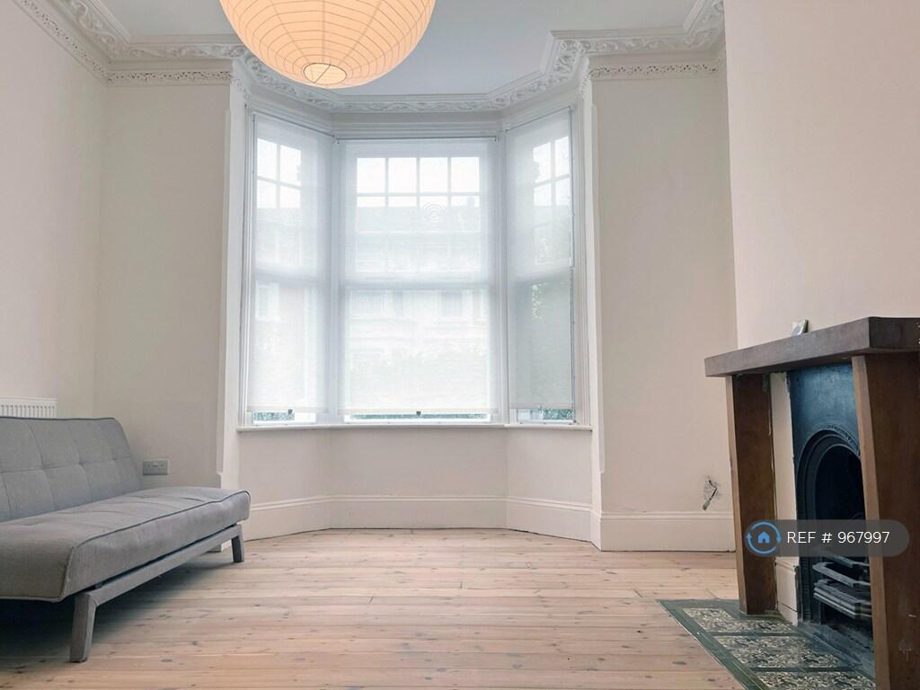 Living Room, Ornate Plasterwork And Fireplace